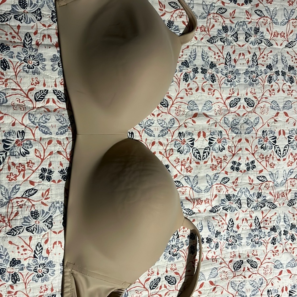 Woman’s no wire bra color tan size 42DDD no tags not new